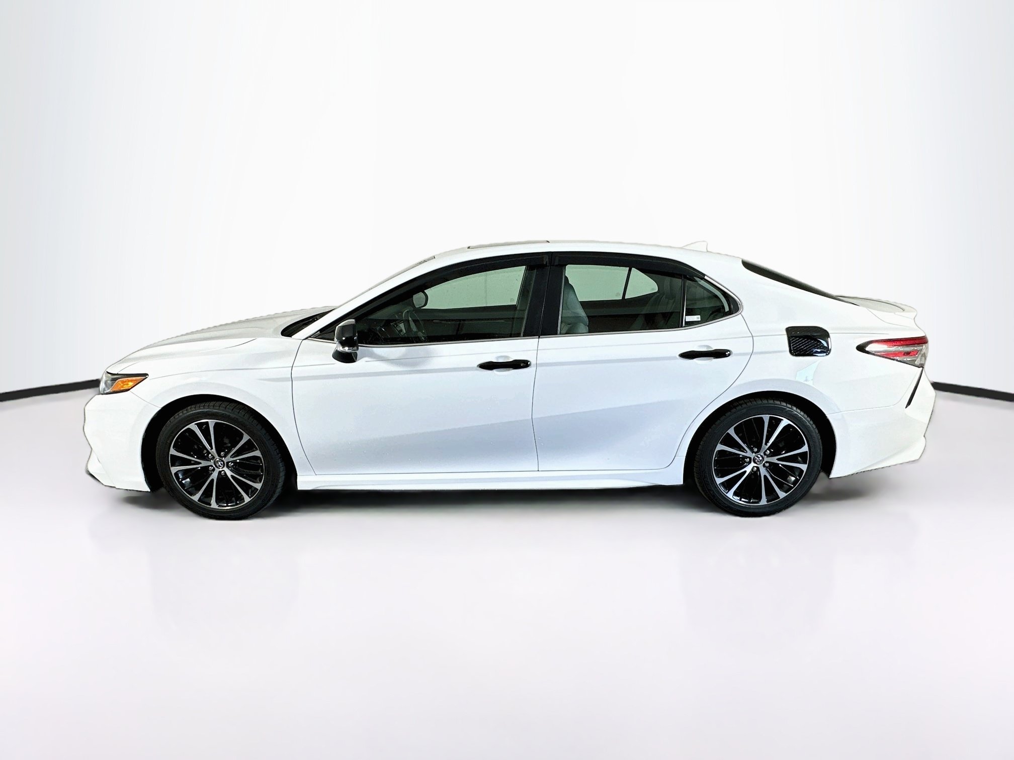 Used 2019 Toyota Camry SE w/ Convenience Package FWD image 4