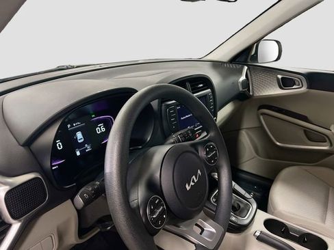 Certified 2025 Kia Soul LX image 9