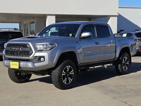 Used 2017 Toyota Tacoma TRD Sport image 3