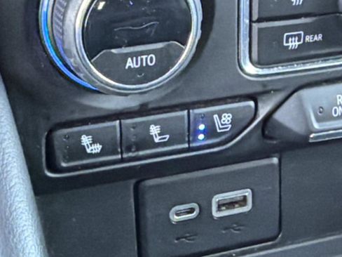 Used 2023 Chevrolet Suburban Premier image 14