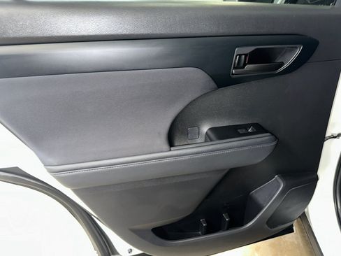 Used 2023 Toyota Highlander L FWD image 15