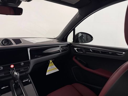Certified 2026 Porsche Macan AWD/4WD image 21