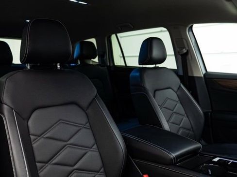 Used 2025 Volkswagen Atlas SE image 13