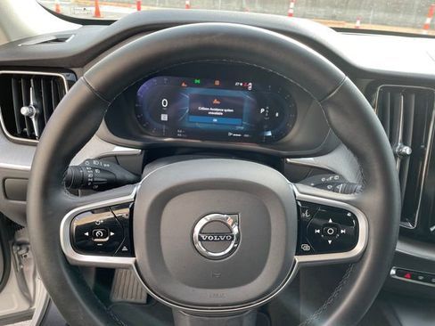 Used 2025 Volvo XC60 B5 Plus image 31