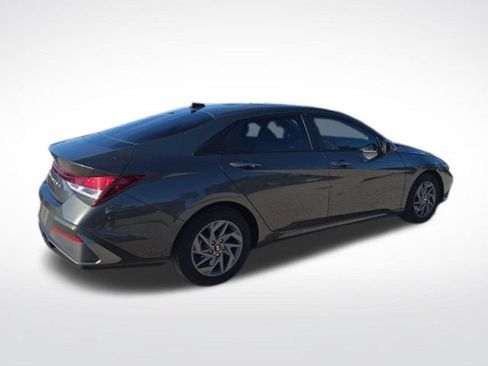 Used 2024 Hyundai Elantra SEL FWD image 3