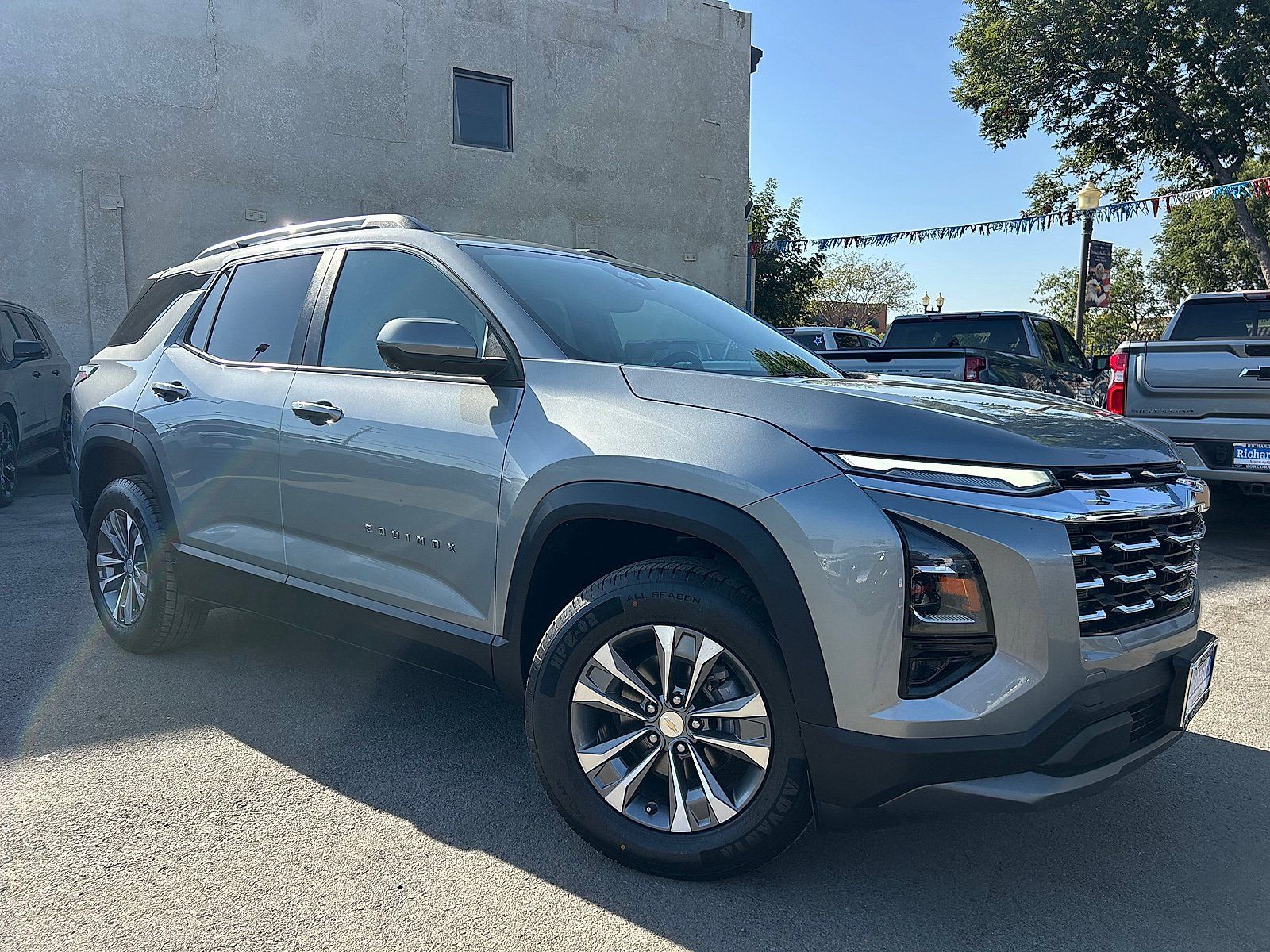 Used 2025 Chevrolet Equinox LT w/ Convenience Package II FWD image 1