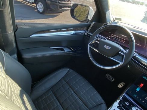 Used 2025 Cadillac Escalade ESV Sport Platinum w/ LPO, ONYX Package image 26