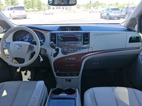 Used 2012 Toyota Sienna XLE w/ Entertainment Pkg FWD image 17