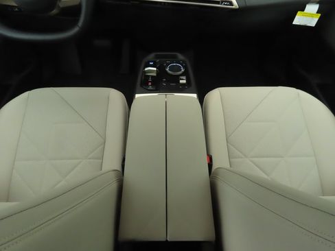 Used 2026 BMW iX xDrive45 w/ Premium Package AWD/4WD image 18