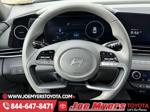 Used 2025 Hyundai Elantra SEL image 14