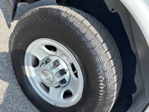 Used 2017 Chevrolet Express 2500 RWD image 7