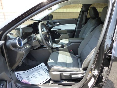 Used 2026 Chevrolet Trax LT w/ Sunroof Package FWD image 21