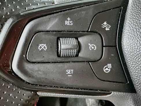 Used 2024 Chevrolet Trax RS w/ Sunroof Package FWD image 22