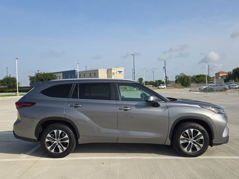 Used 2025 Toyota Highlander XLE FWD image 2
