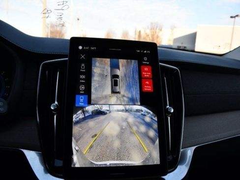 Used 2025 Volvo XC90 B5 Plus image 12