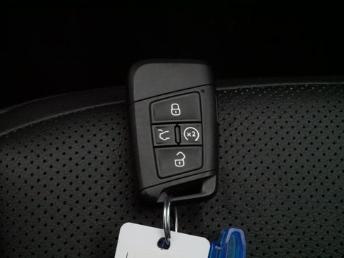 Used 2023 Volkswagen Tiguan SEL R-Line image 34