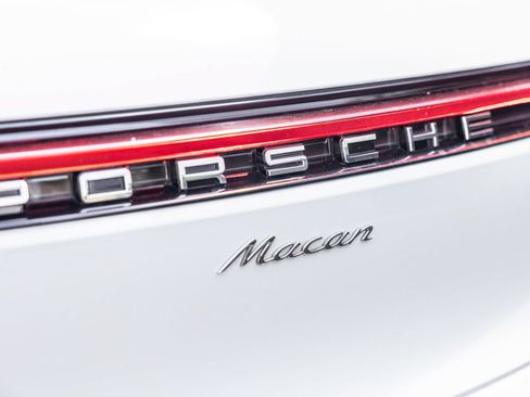 Certified 2024 Porsche Macan AWD/4WD image 17