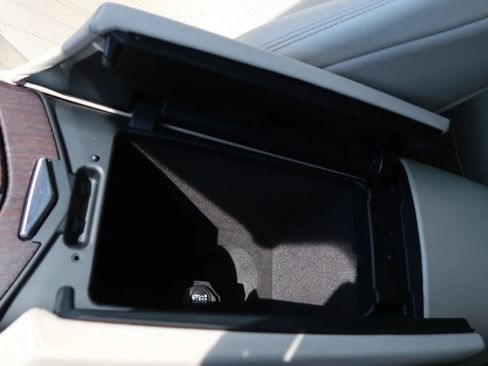 Used 2017 Maserati Levante w/ Luxury Package image 28