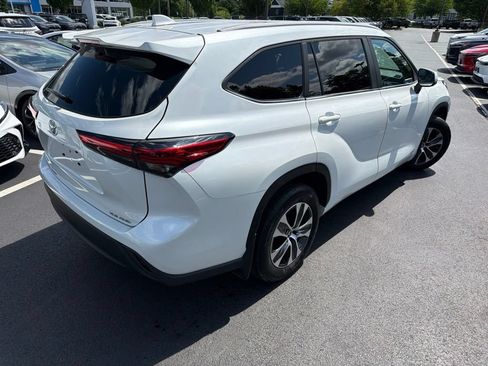Used 2023 Toyota Highlander XLE AWD/4WD image 5