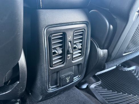 Used 2017 Jeep Grand Cherokee Altitude image 25