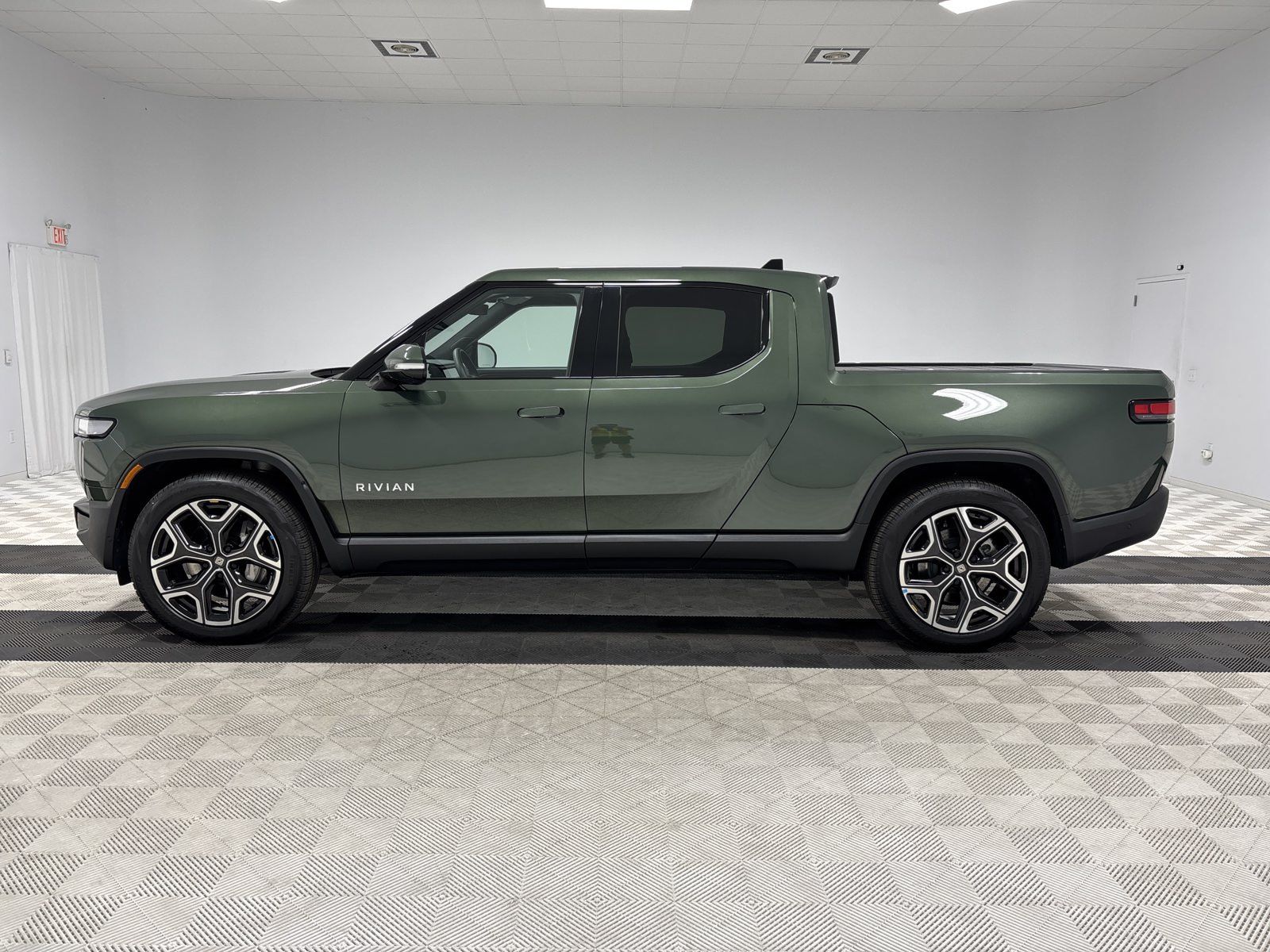 Used 2024 Rivian R1T Adventure Dual AWD/4WD image 2