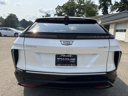 Used 2024 Cadillac Lyriq Luxury AWD/4WD image 7