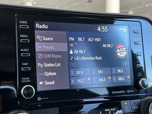 Used 2022 Toyota Highlander LE AWD/4WD image 18