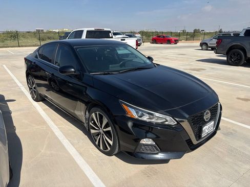 Used 2020 Nissan Altima 2.5 SR FWD image 2