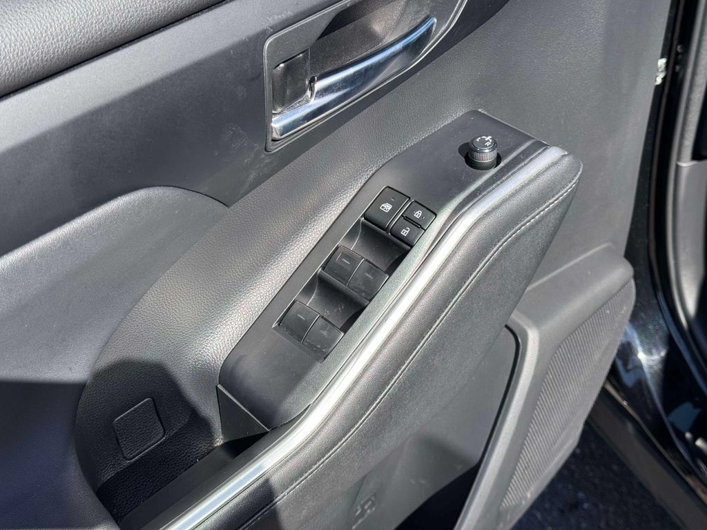 Used 2023 Toyota Highlander XLE AWD/4WD image 18
