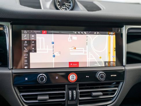 Certified 2025 Porsche Macan image 16