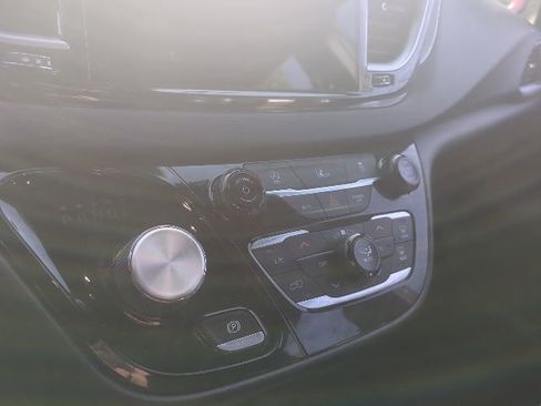 Used 2022 Chrysler Pacifica Touring-L w/ S Appearance Package FWD image 13