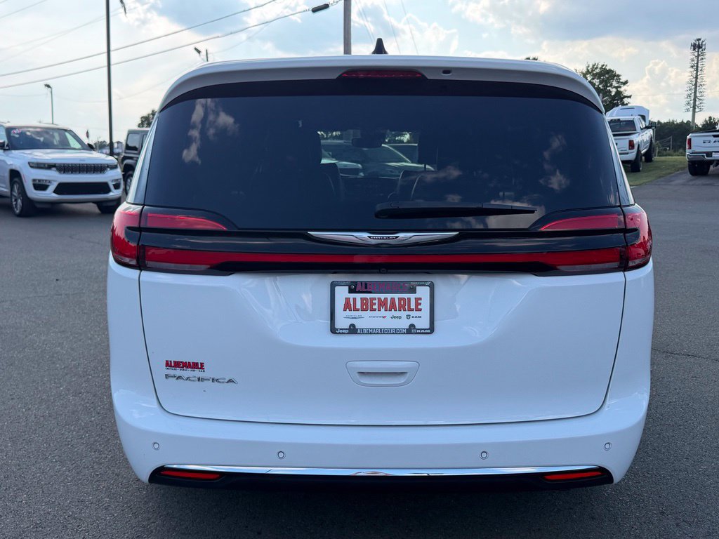 Used 2025 Chrysler Pacifica Select FWD image 4