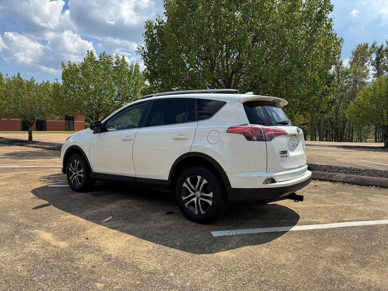 Used 2018 Toyota RAV4 LE FWD image 5