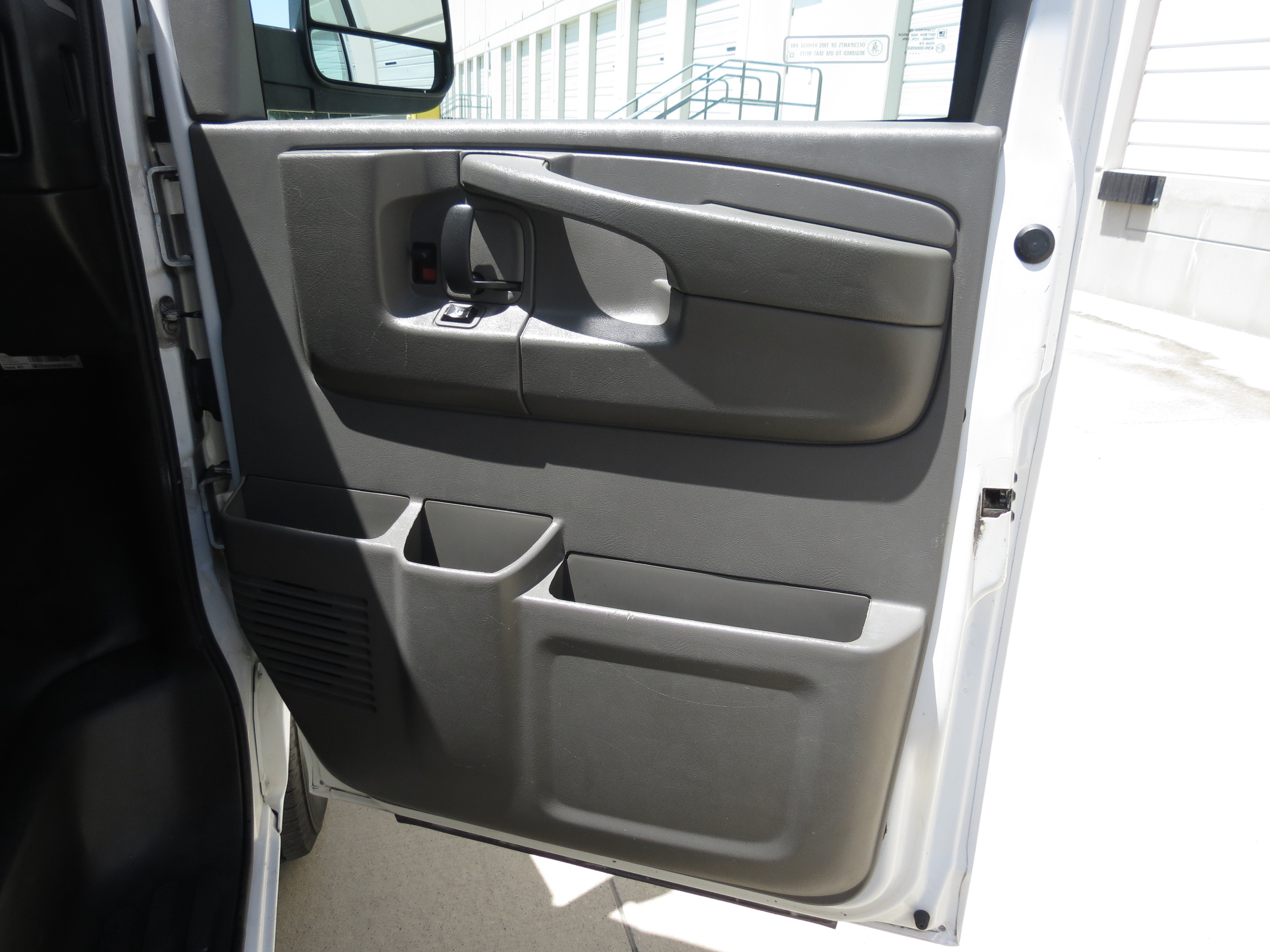 Used 2015 Chevrolet Express 2500 RWD image 24