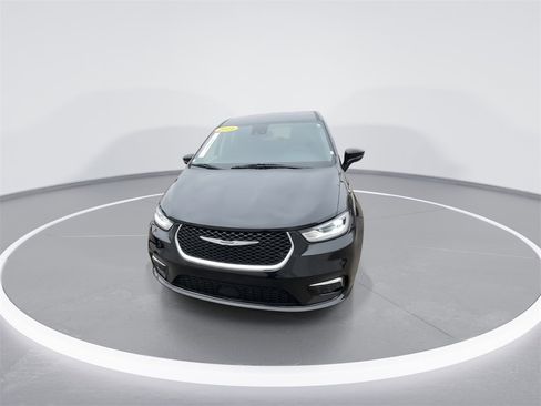 Used 2024 Chrysler Pacifica Touring-L image 3