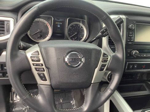 Used 2018 Nissan Titan PRO-4X AWD/4WD image 15