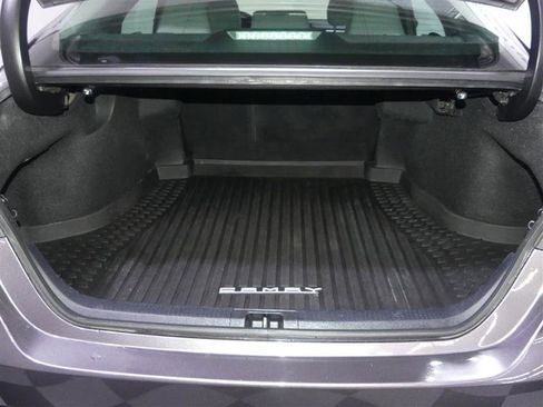 Used 2020 Toyota Camry SE w/ Sunroof Package image 9