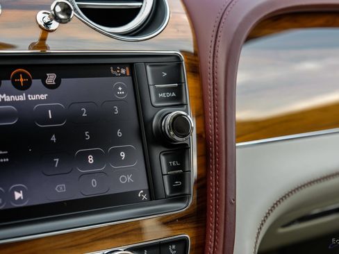 Used 2020 Bentley Bentayga Plug-In Hybrid AWD/4WD image 58