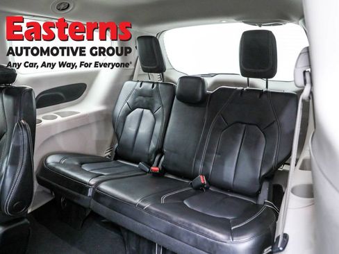 Used 2023 Chrysler Pacifica Touring-L image 26