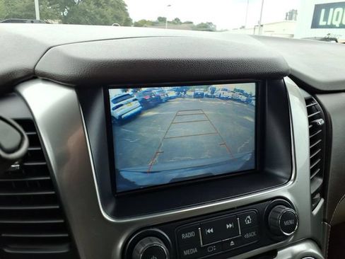 Used 2020 Chevrolet Suburban LT w/ Luxury Package RWD image 27