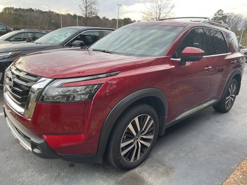 Used 2025 Nissan Pathfinder Platinum image 2