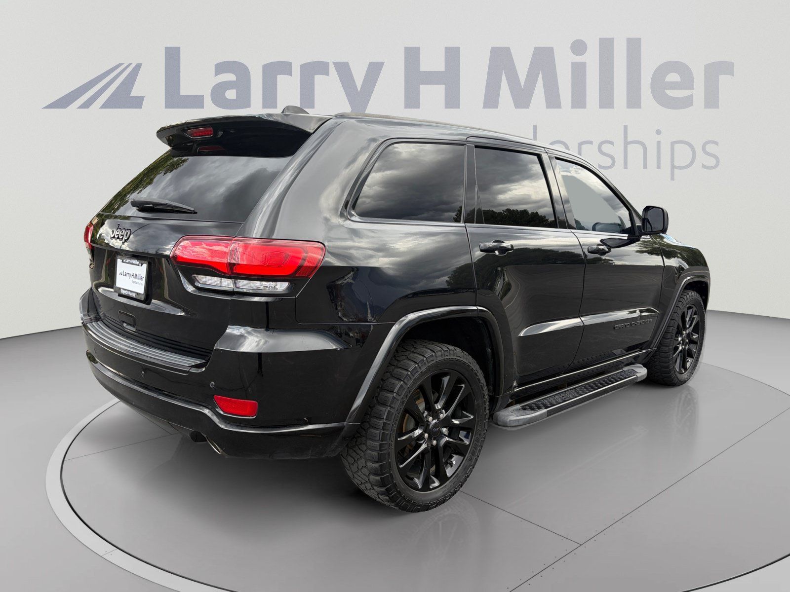 Used 2018 Jeep Grand Cherokee Altitude RWD image 5