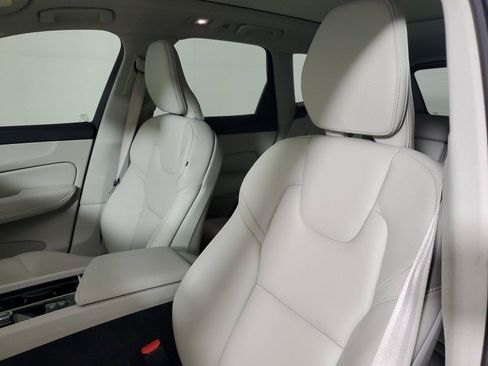 Used 2022 Volvo XC60 B5 Momentum w/ Climate Package FWD image 23