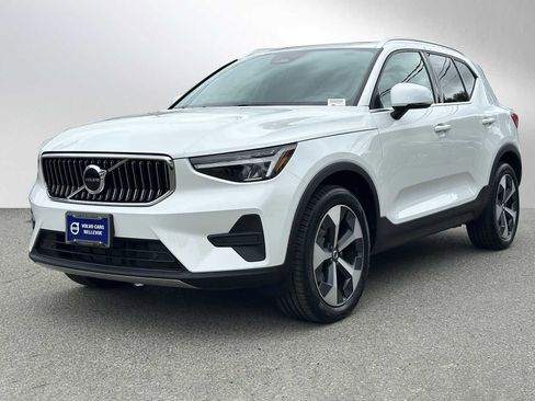 Used 2025 Volvo XC40 B5 Core w/ Protection Package Premier AWD/4WD image 7