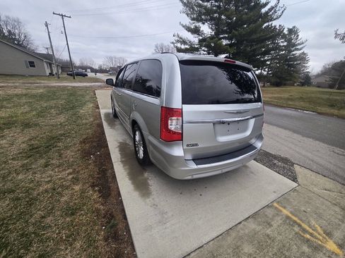 Used 2012 Chrysler Town & Country Limited w/ Luxury Group image 8