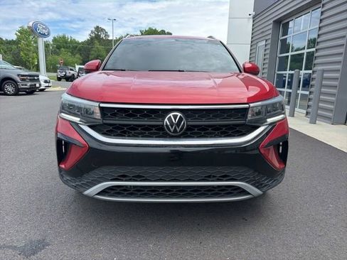 Used 2024 Volkswagen Taos SE w/ Panoramic Sunroof Package FWD image 2