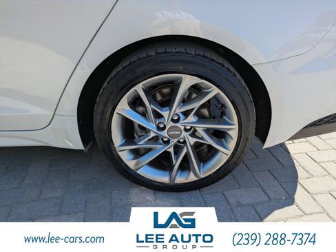 Used 2022 Genesis G70 2.0T image 9