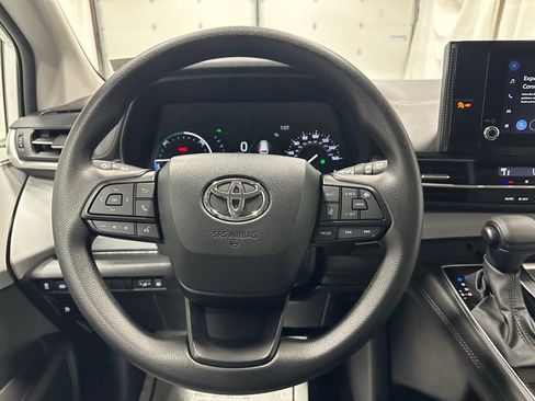 Used 2025 Toyota Sienna LE FWD image 17