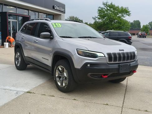 Used 2019 Jeep Cherokee Trailhawk w/ Comfort & Convenience Group AWD/4WD image 18