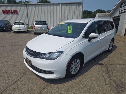 Used 2017 Chrysler Pacifica LX FWD image 4